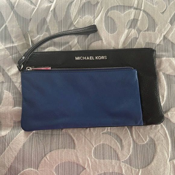 Michael Kors leather wristlet - Picture 1 of 5